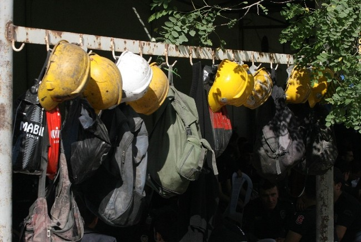 Soma\'da Madencilerin Yakınlarının Bekleyişi Sürüyor