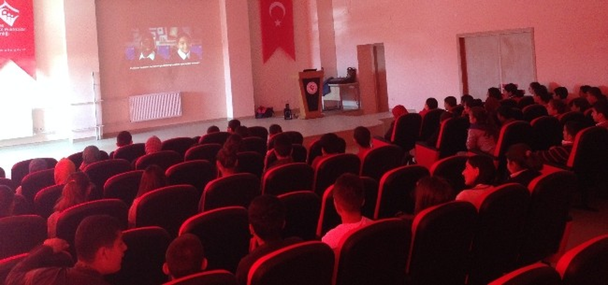 Tatvan\'da Öğrencilere Güvenli İnternet Eğitimi