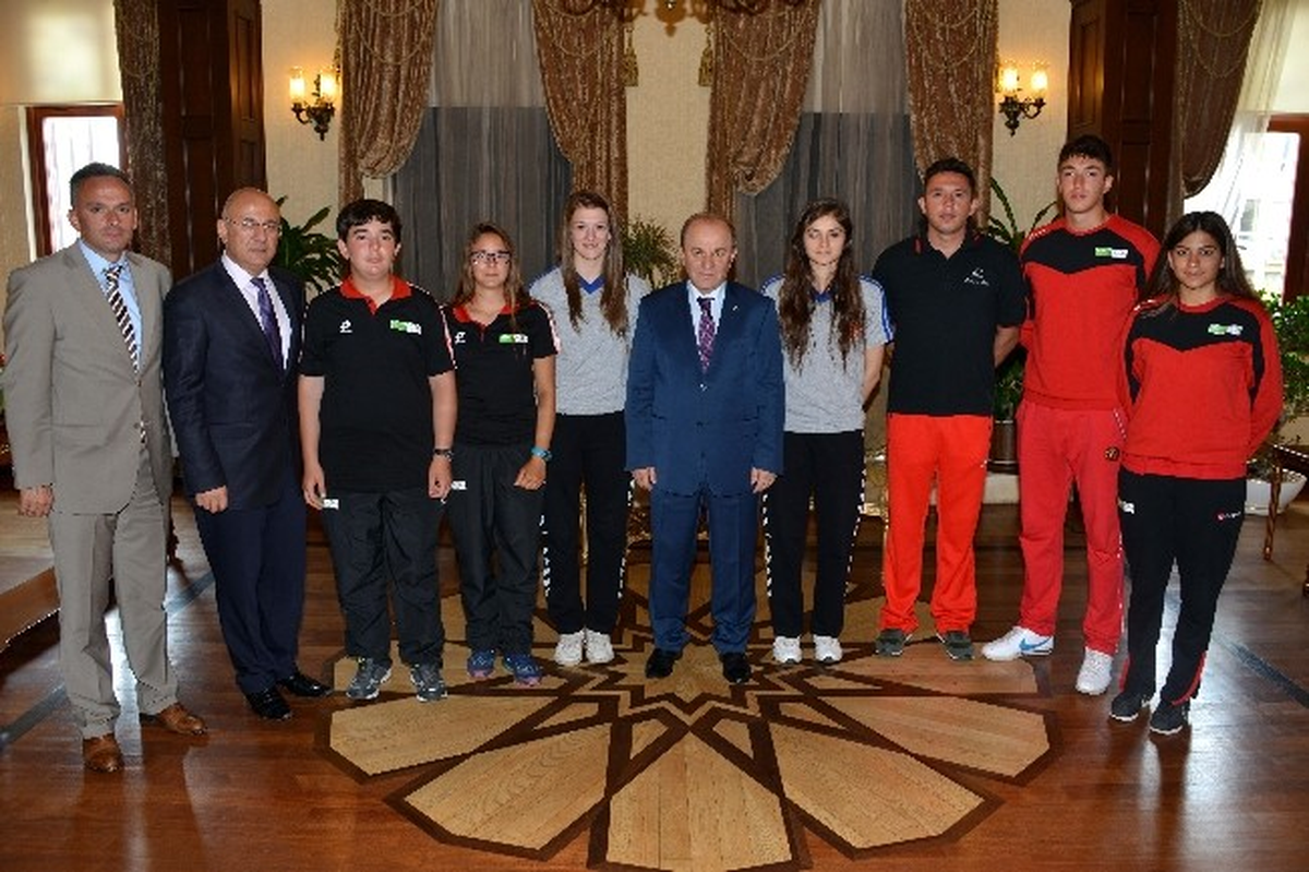Vali Öztürk, Gençlik Haftası Nedeniyle Sporcuları Kabul Etti