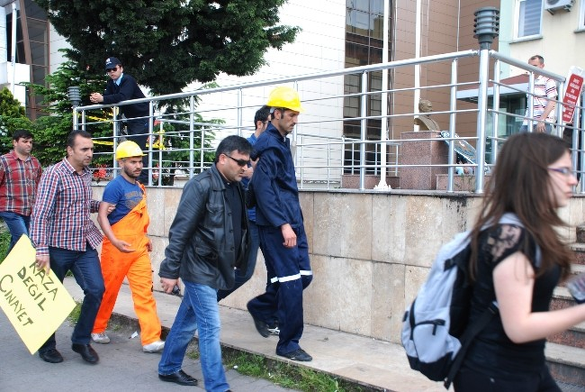Yolu Kapatan Eylemcilere Polisten Müdahale