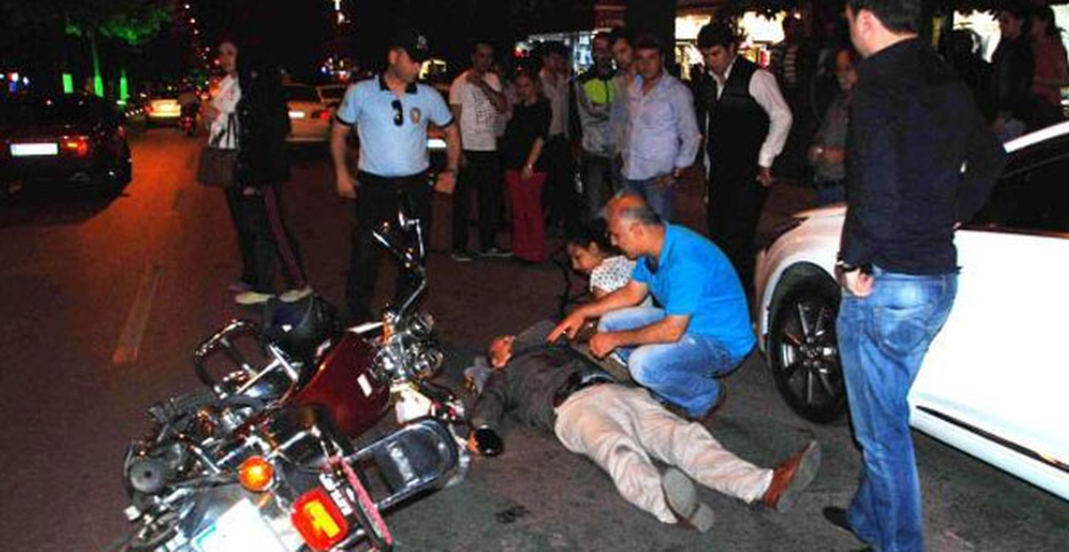 2 Otomobilin Arasından Geçmek İstedi Motosiklet Kaza Yaptı