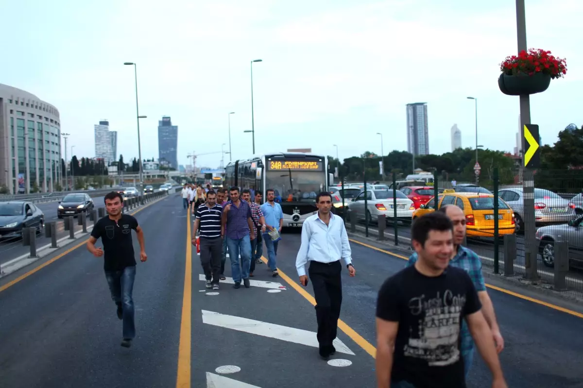 Metrobüs Bozuldu Vatandaşlar Yürüdü