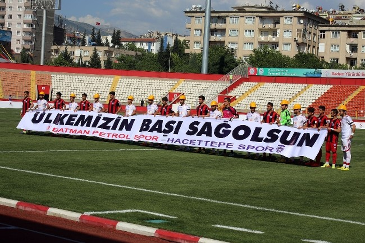 Baretlerle Sahaya Çıktılar