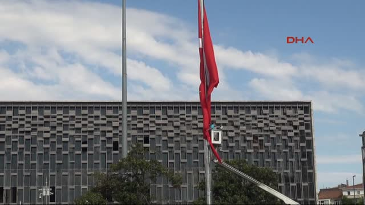 Bayraklar Yeniden Göndere Çekildi