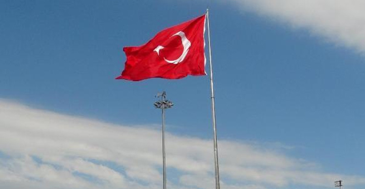 Bayraklar Yeniden Göndere Çekildi