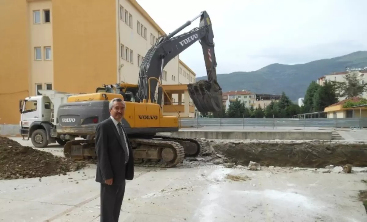 Büyükşehirden Gemlik Anadolu Lisesi\'ne Kapalı Spor Salonu