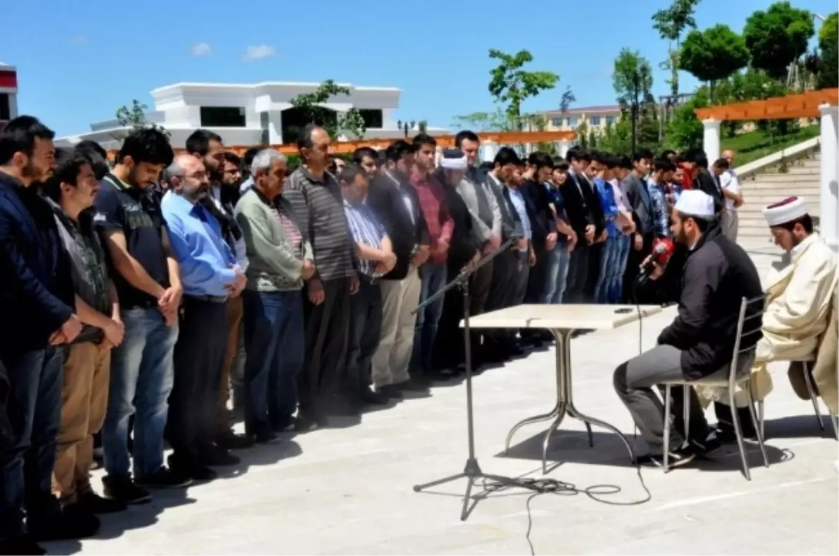 Çomü\'de Madenciler İçin Gıyabi Namaz