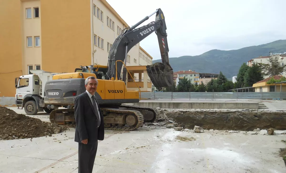 Gemlik Celal Bayar Anadolu Lisesi Spor Salonu İnşaatı Çalışmaları Başladı