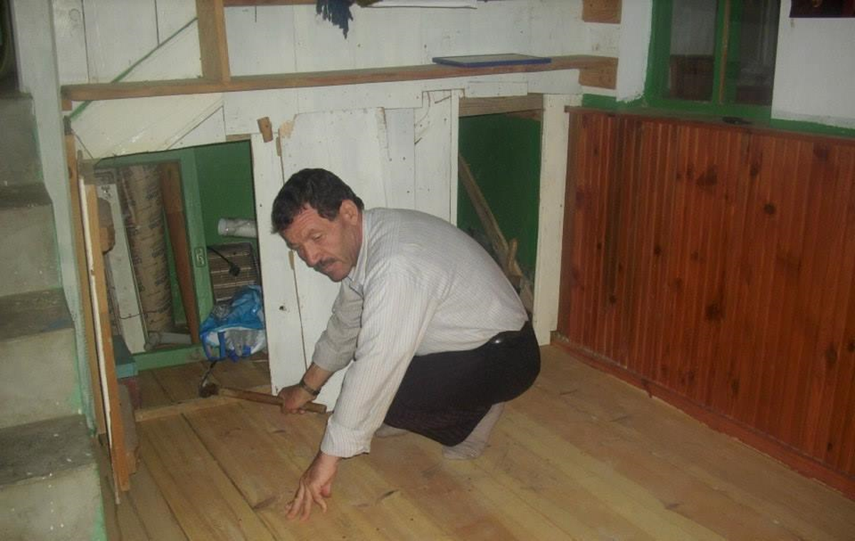 Görev Yaptığı Camiyi Onarıyor