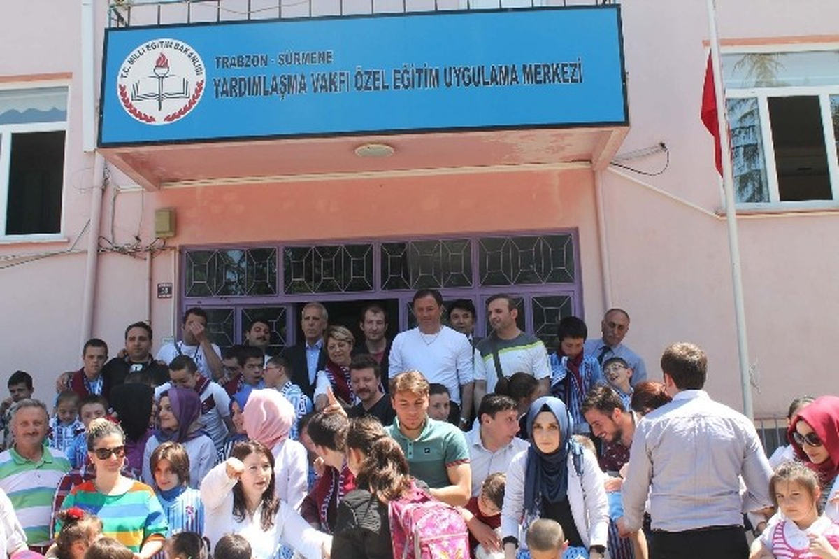 Hami Mandıralı ve Futbolculardan Anlamlı Ziyaret