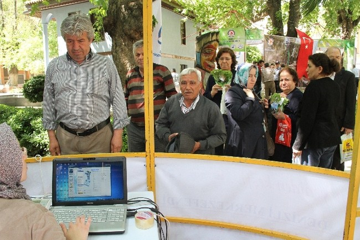 Merkezefendi Tıp Günleri\'nde Vatandaşlara Fesleğen Dağıtıldı