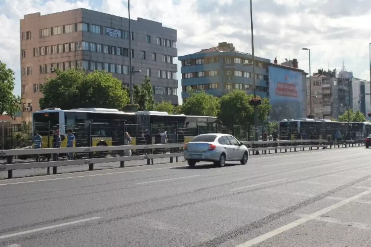 Metrobüs Arızalanınca, Yolcular Yürümek Zorunda Kaldı