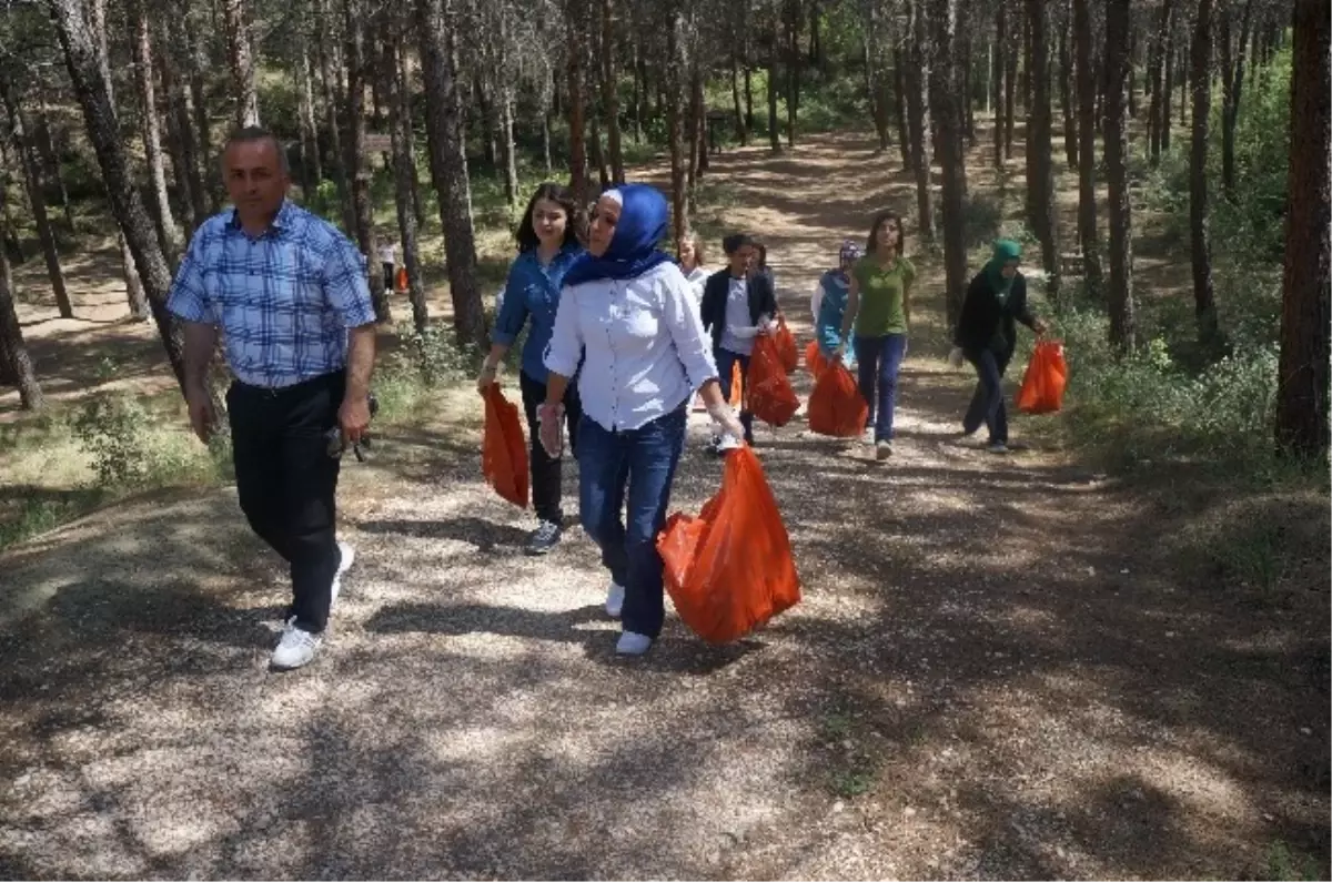 Niksar\'da Öğrenciler Temiz Çevre İçin Çöp Topladı