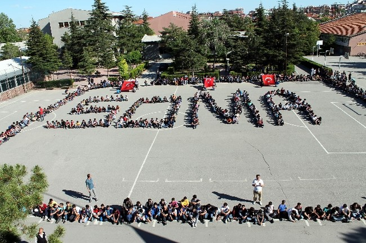 Öğrenciler Bedenleriyle "Soma" Yazdı