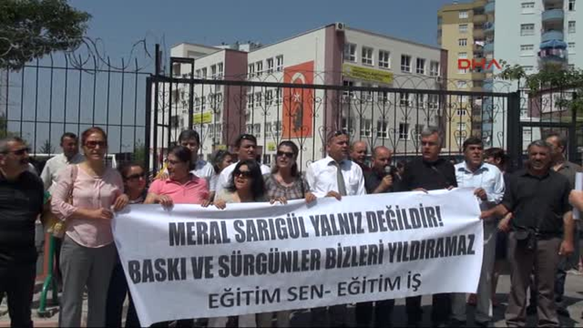 Öğretmenlerden Okul Önünde \'Sürgün\' Protestosu
