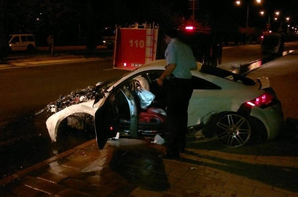 Otomobil Elektrik Direğine Çarptı: 1 Ölü