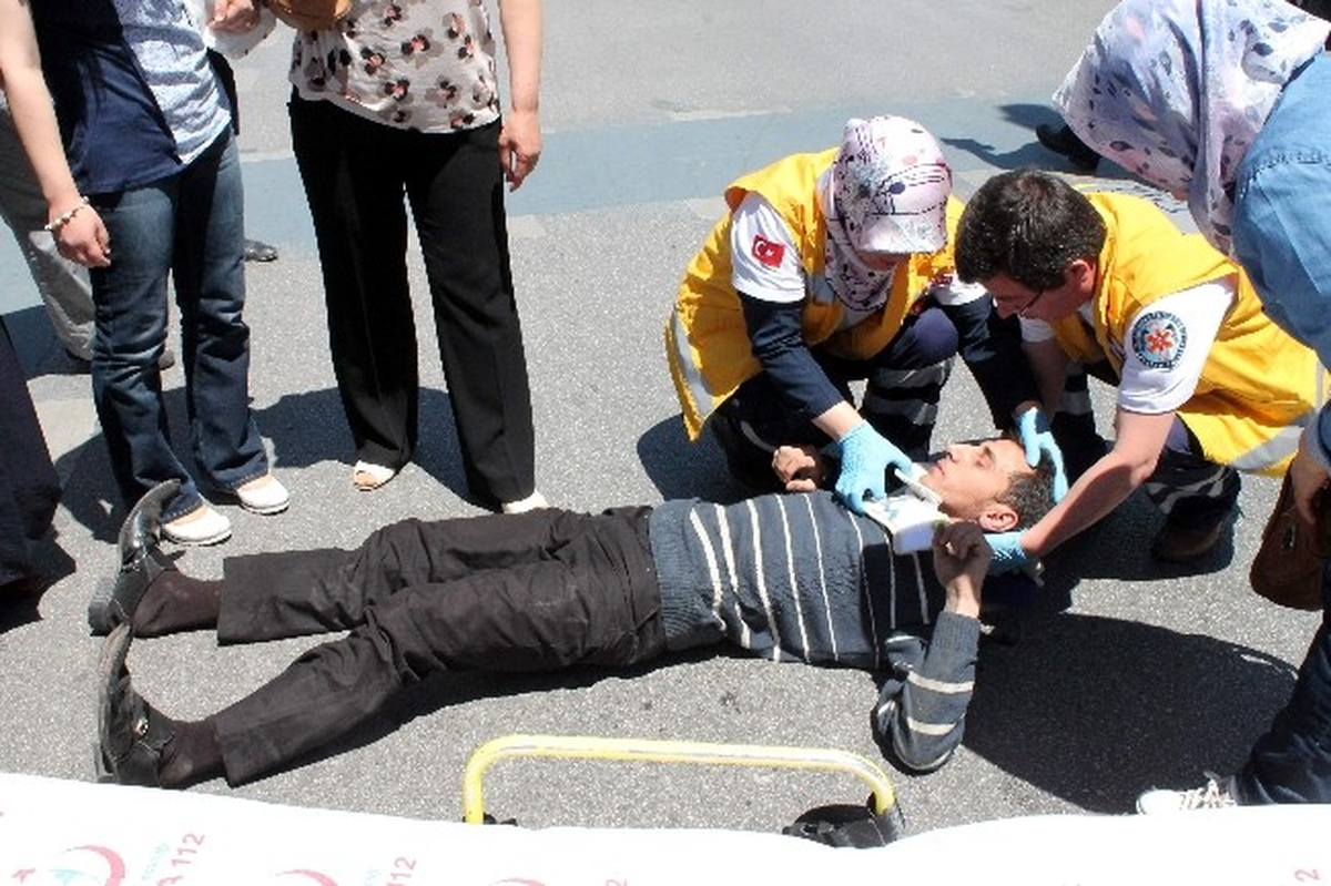 Konya\'da Otomobille Çarpışan Motosikletli Yaralandı