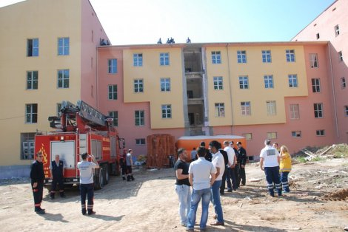 Paralarını Alamadıklarını İddia Eden İşçiler Çatıya Çıktı