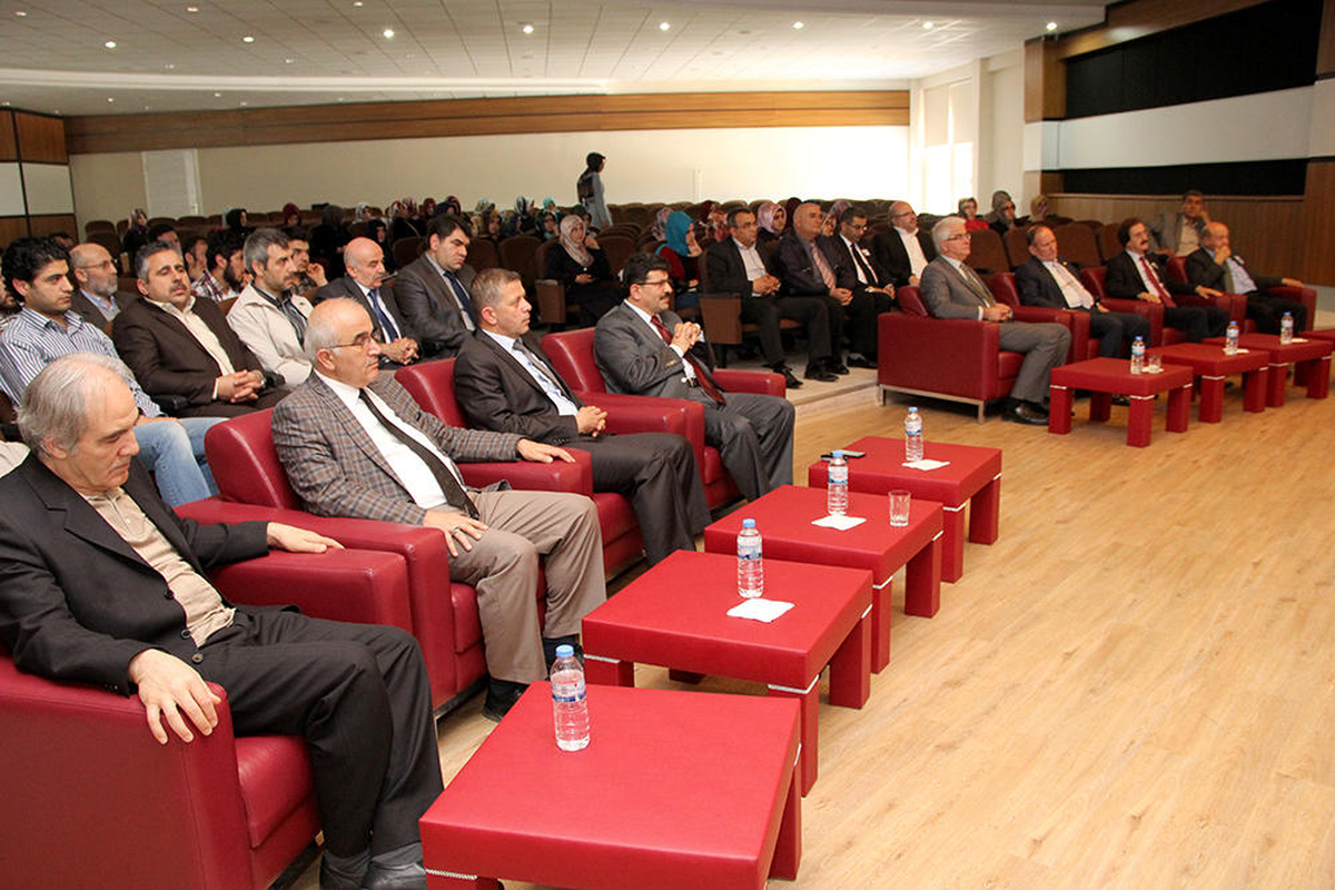 Sivas\'ta "Sosyal Bütünleşme, Sorunlar ve Çözüm Önerileri" Konferansı