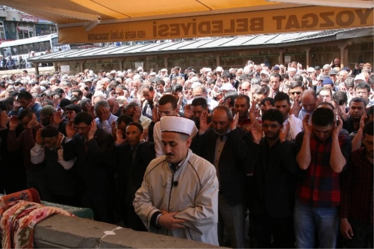 Soma\'da Hayatı Kaybeden Maden İşçileri İçin Yozgat\'ta Gıyabi Cenaze Namazı Kılındı