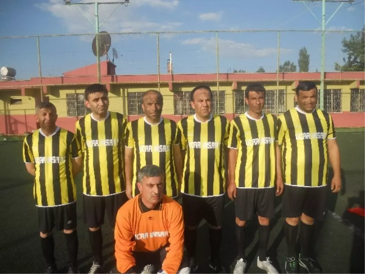 Adıyaman\'da Futbol Maçına Kömür Karası ile Çıktılar