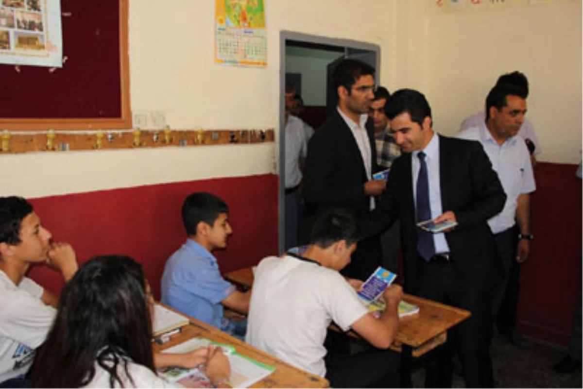 Diyarbakır\'da Kürtçe -Türkçe Broşürler Okullarda Dağıtıldı