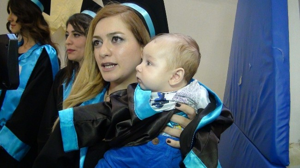 Genç Anne Mezuniyet Törenine Bebeğiyle Katıldı