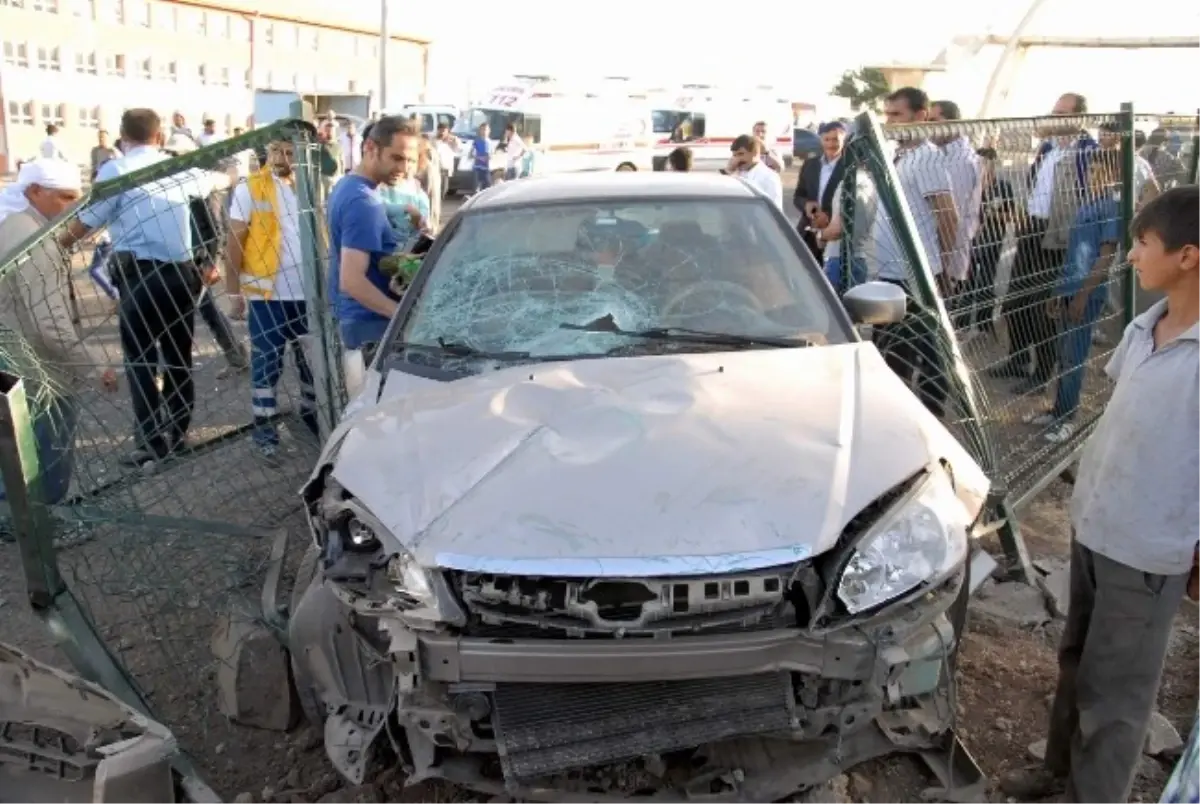 Hurdaya Dönen Araçtan Hafif Yaralı Olarak Kurtuldular