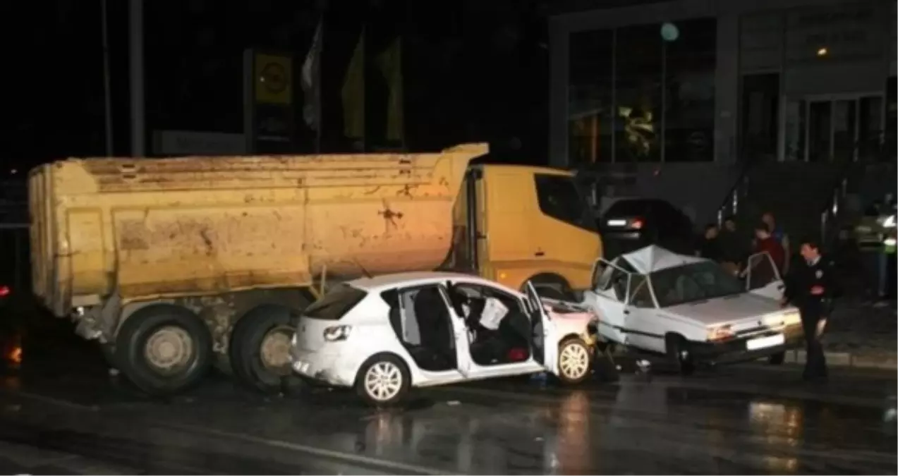 İzmir\'de Zincirleme Trafik Kazası: 10 Yaralı