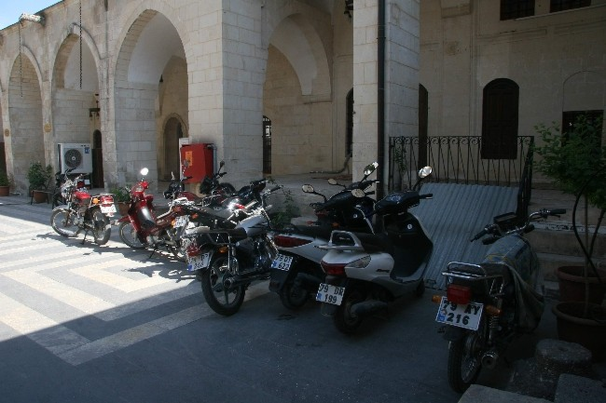 Motosiklet Sürücüleri Park Edecek Yer Bulmakta Zorluk Çekiyor