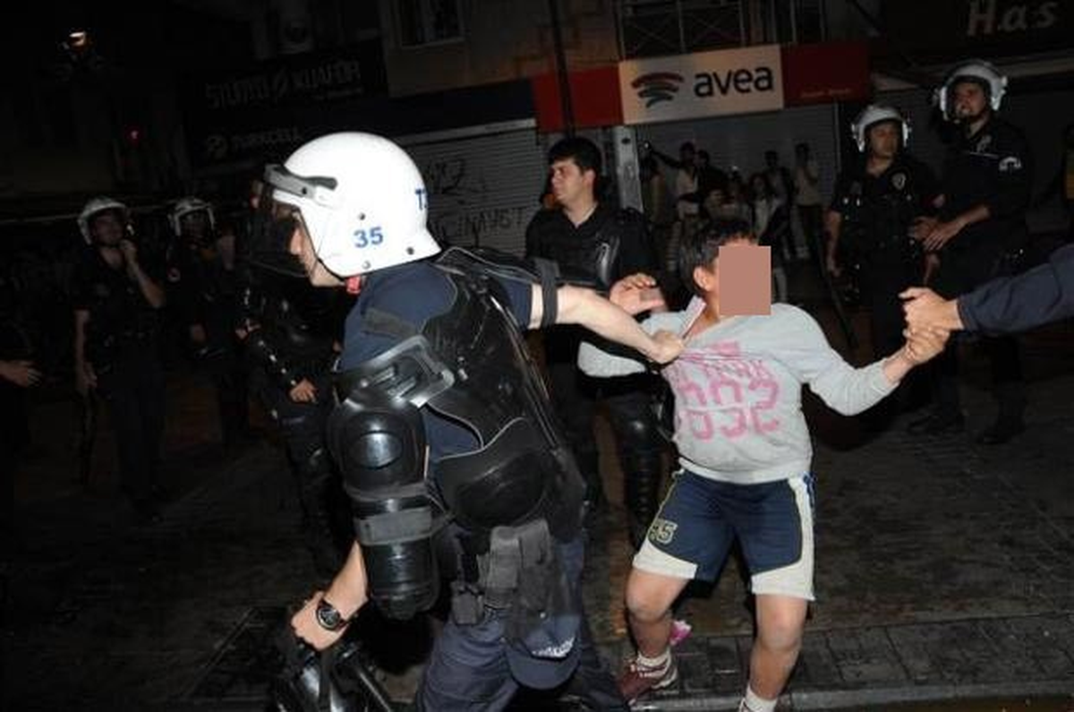 İzmir\'de Polisin Gözaltına Almak İstediği Çocuk Eylemci Çıktı