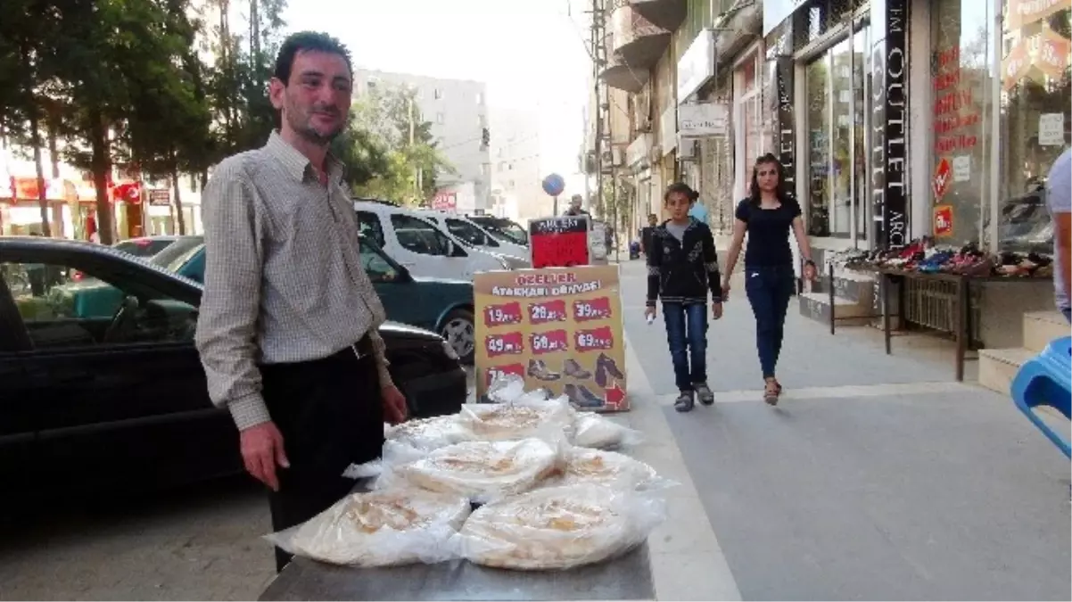 Suriyeli Mülteci Ekmek Satarak Geçimini Sağlıyor