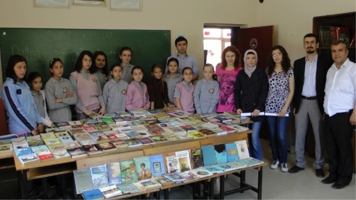 Üniversite Öğrencilerinden Türkali İlkokulu\'na Kitap Bağışı