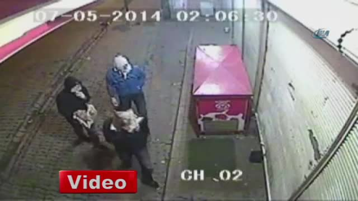 12 Dakika Boyunca Darabayı Kesemeyince Polise Yakanaldı