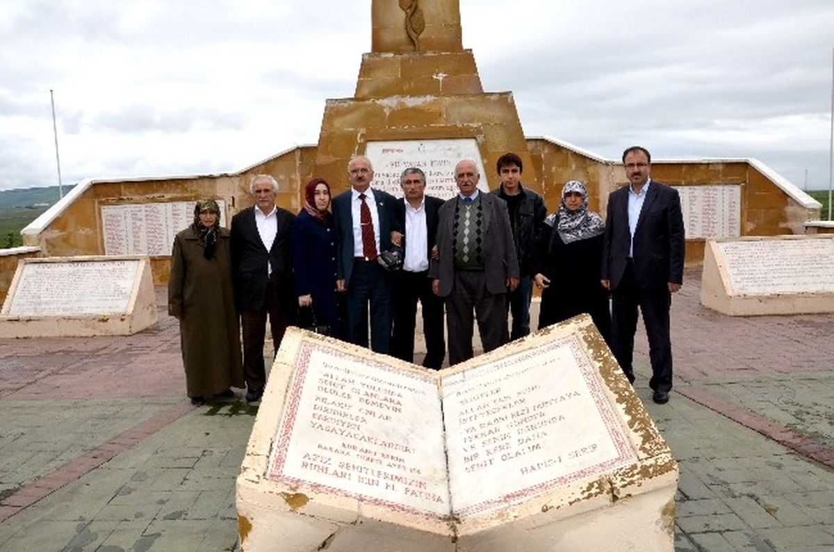 53 Yıl Önce Şehit Olan Babasının Sarıkamış\'taki Kabrini Ziyaret Etti