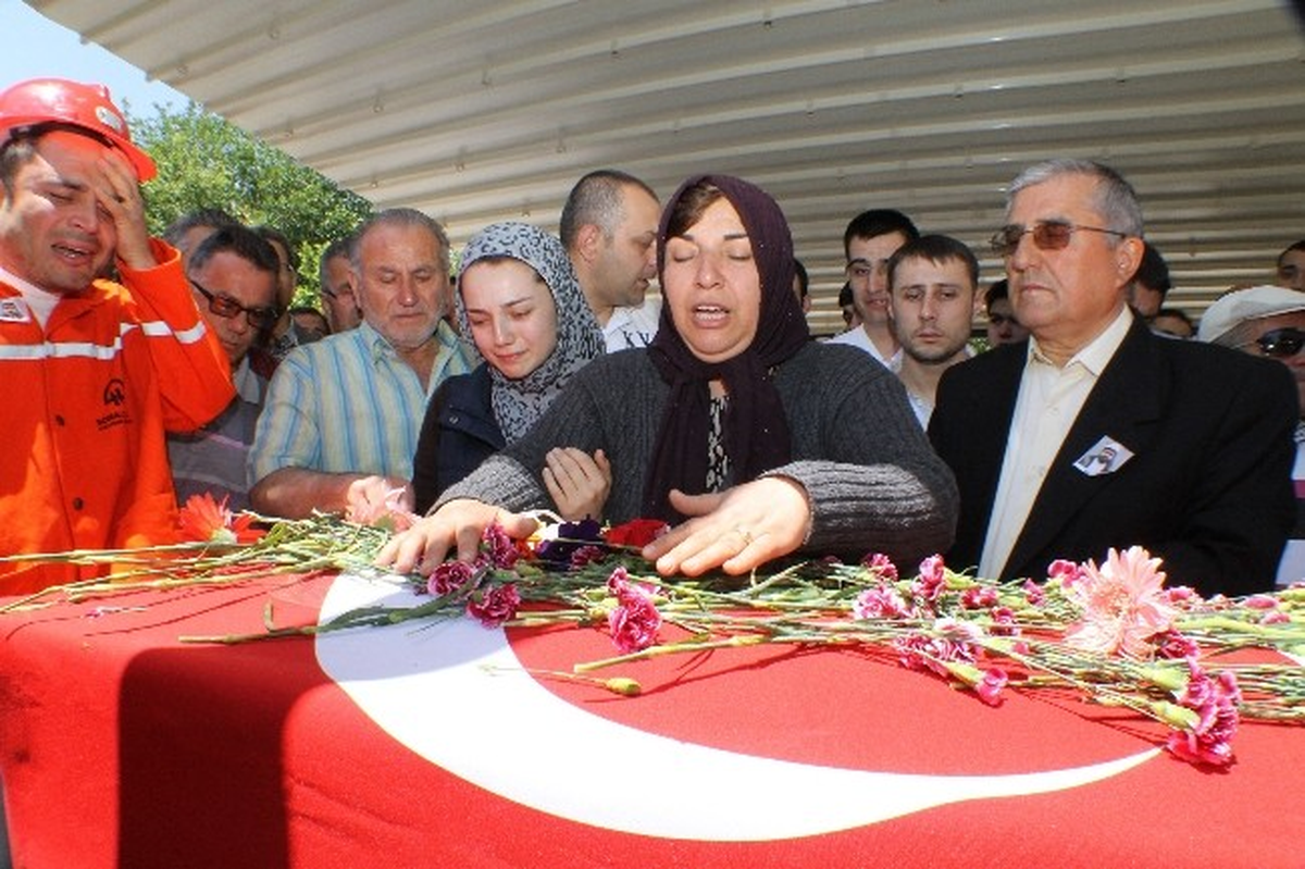 Annesi, Maden Mühendisi Oğlunu Gözyaşlarıyla Uğurladı