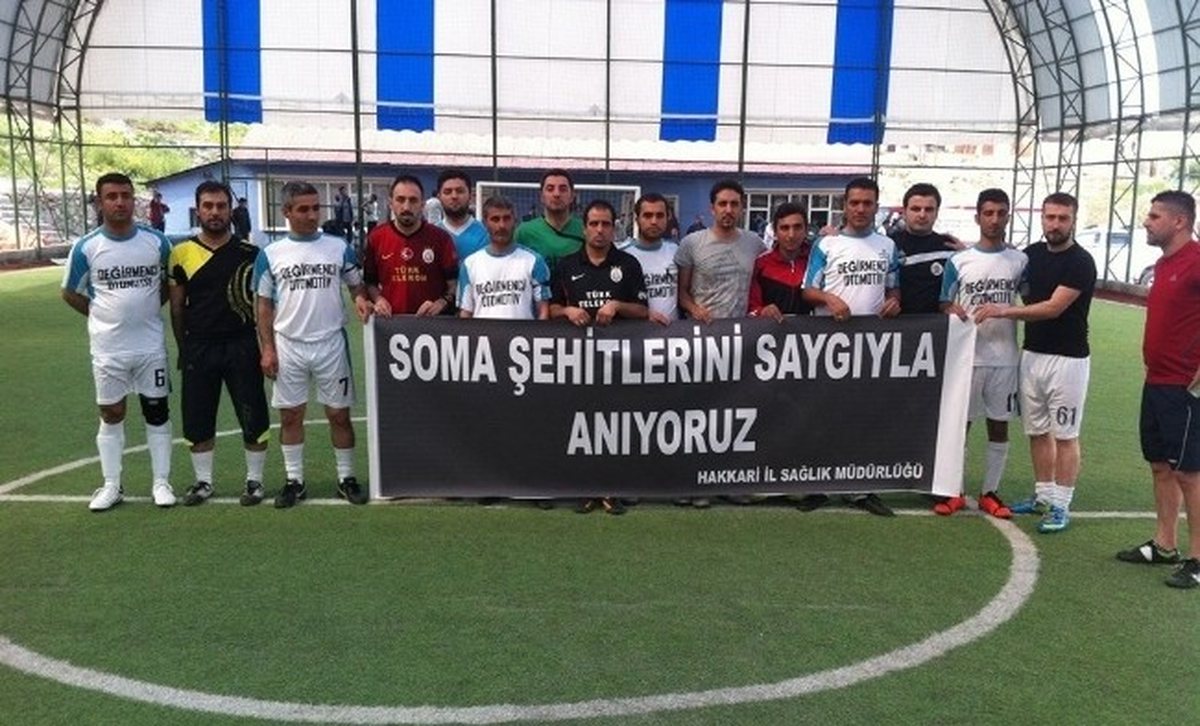 Futbol Turnuvasında Soma Şehitlerine Saygı