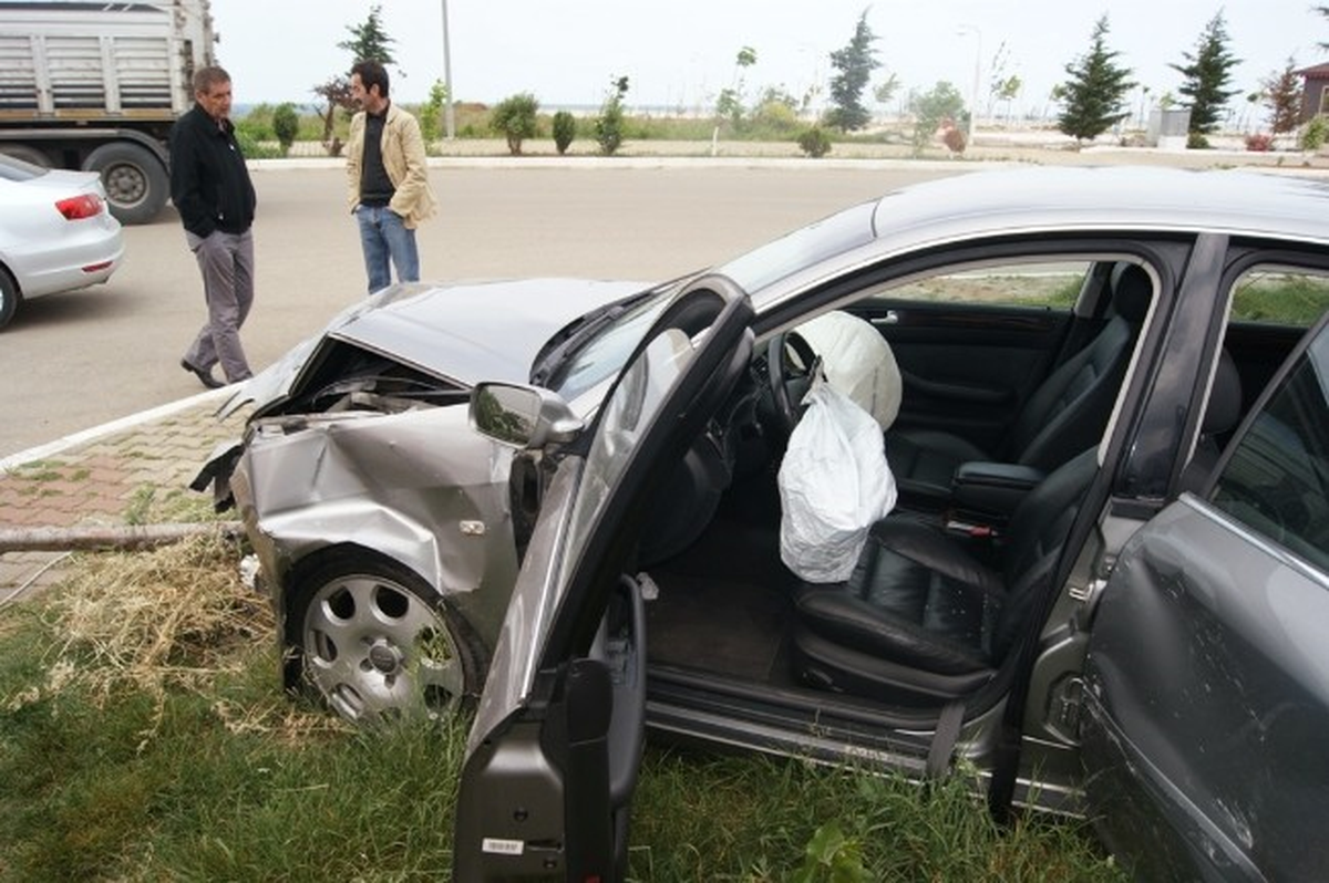Giresun\'da Otomobil Dolmuş Durağına Girdi: 2 Yaralı