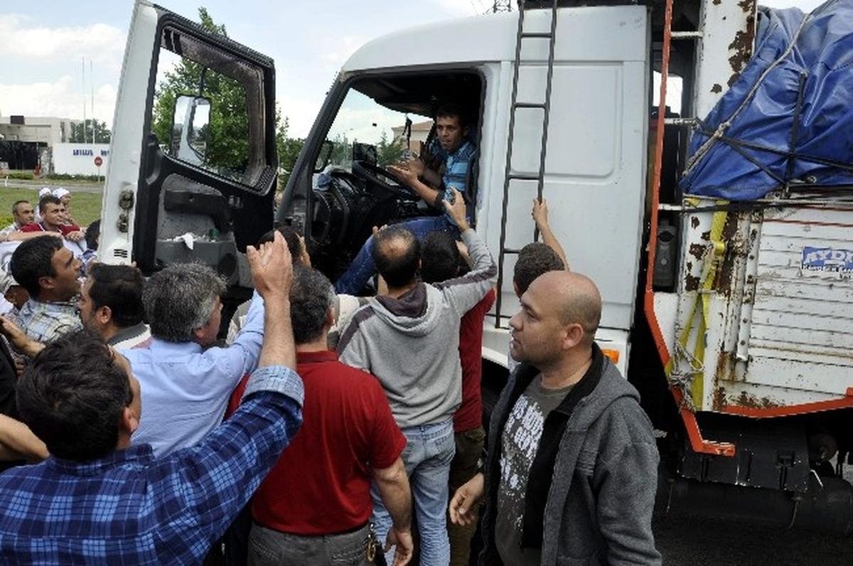 Kamyon Şoförü Yolu Kapatan İşçilerin Üzerine Kamyonu Sürdü