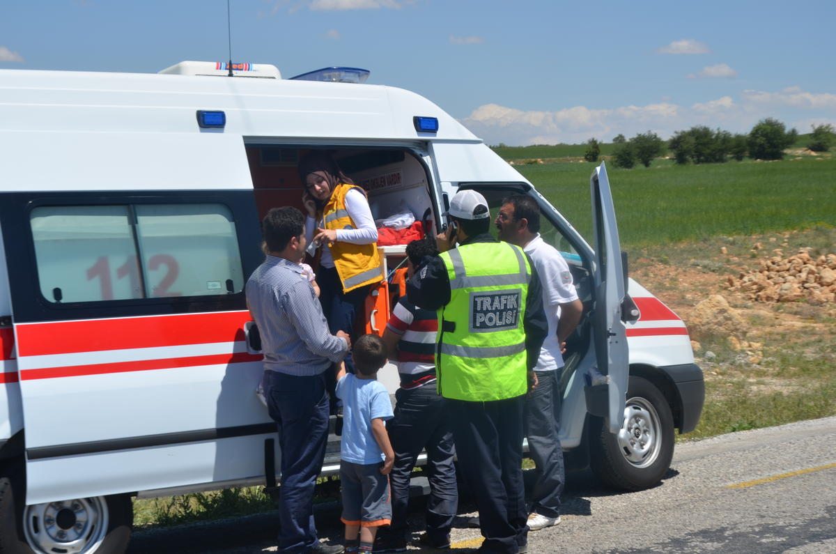 Karaman\'da Minibüs ile Otomobil Çarpıştı