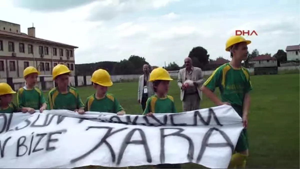 Küçük Futbolculard Sahaya Baretle Böyle Çıktılar