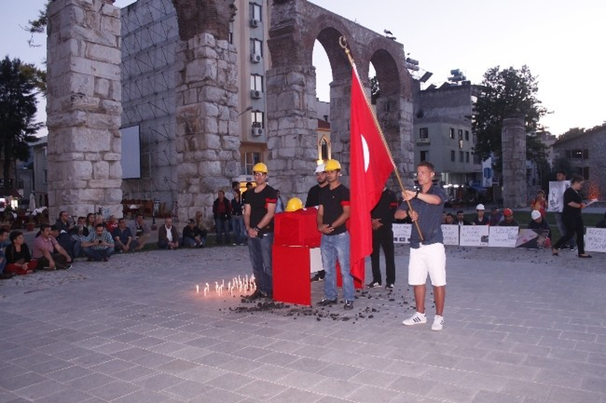 Selçuklular, Madencileri Türk Bayrağına Sarılı Tabutun Önünde Nöbet Tutarak Andı