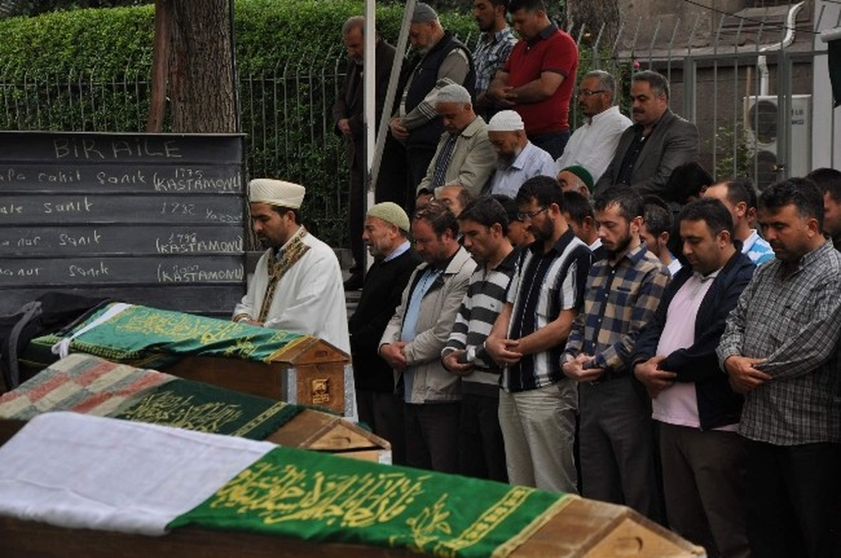 Trafik Kazasında Hayatını Kaybeden Aile Toprağa Verildi