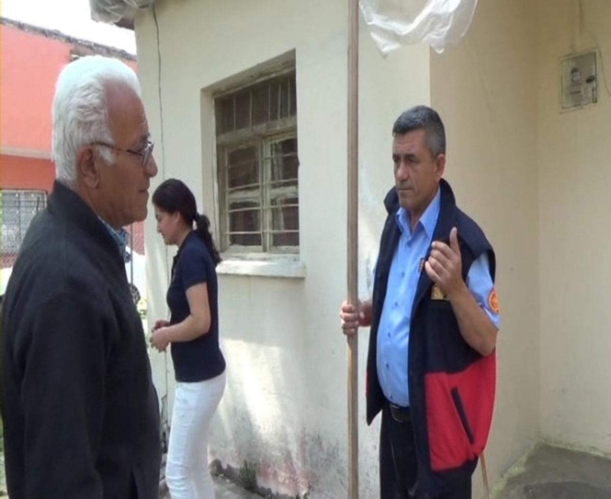 Yılanı Bulamayan İtfaiye Erinden Ev Sahibine "Yiyecek Bulamazsa Çıkar Gider" Terapisi