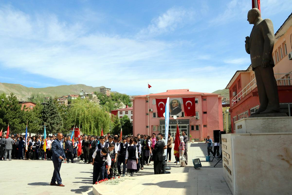 Hakkari\'de Atatürk Anıtına 301 Karanfil Bırakıldı