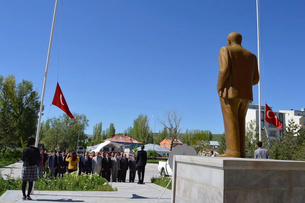 Eleşkirt\'te Atatürk Büstüne Çelenk Sunuldu