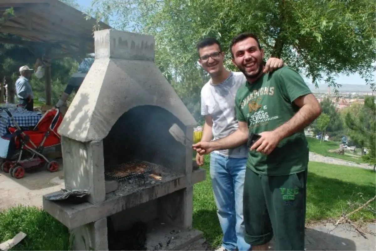 Afyonkarahisar\'da Vatandaş 19 Mayıs Tatilinde Piknik Alanlarına Akın Etti