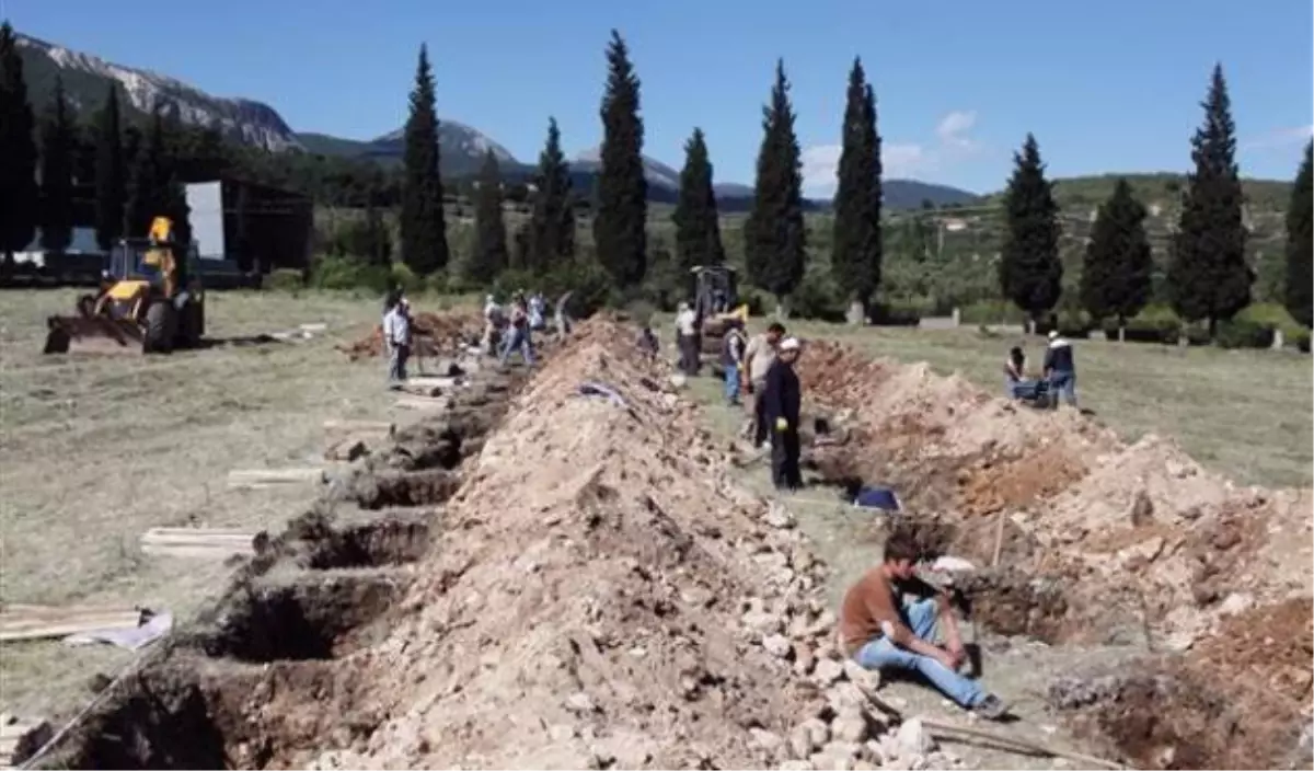 Aileler, Maden İşçilerinin Elbiselerini Fakirlere Bağışlıyor