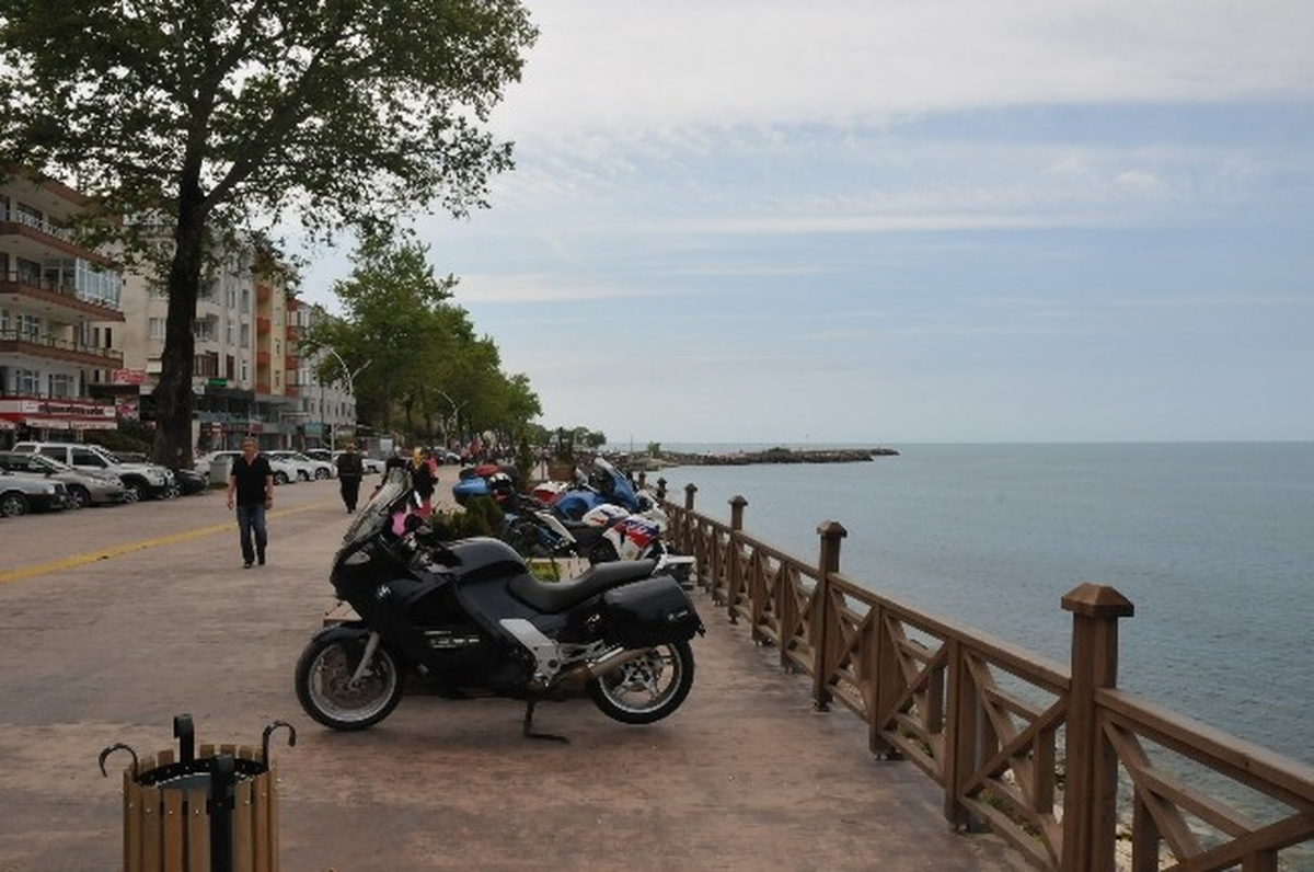 Akçakoca\'da Kaldırımlar Motosiklet Parkı Oldu