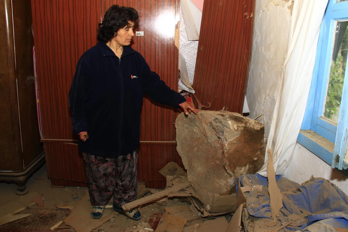 Amasya\'da, Yamaçtan Kopan Kayalar Evin Üzerine Düştü